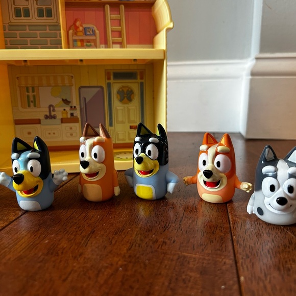 Bluey Playhouse, Family Vehicle and Figurine Set - Picture 5 of 5